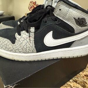 Nike Air Jordan 1 MID SE (PS) Sneakers in Black and Gray Elephant Print
